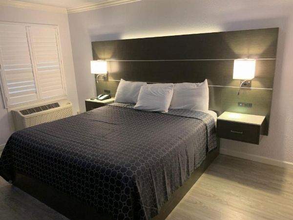 Mirage Inn & Suites image 22